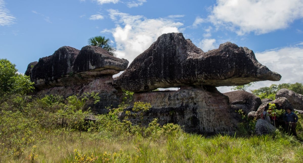 MONUMENTOS Y CAVERNAS