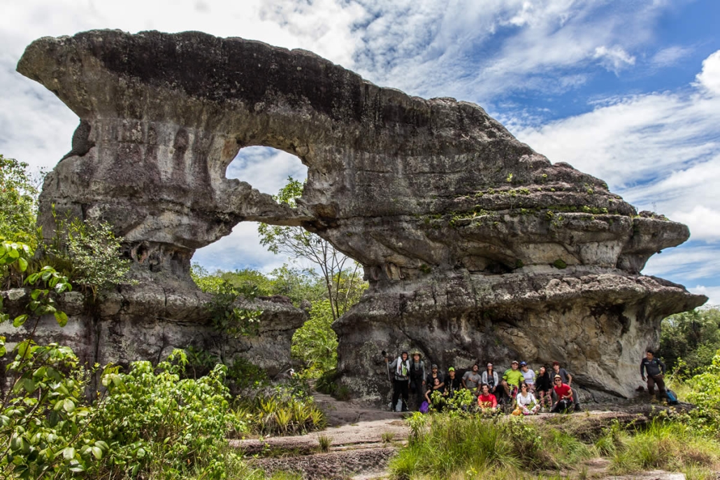 MONUMENTOS Y CAVERNAS